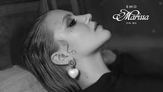 Kadr z teledysku On Me tekst piosenki EMO feat. Marissa