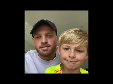 Enkele BeeVees bedanken alle deelnemers van het voetbalkamp van HO Kalken voor hun inzet. (2020)