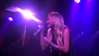 Kelsea Ballerini sings &quot;Love Me Like You Mean It&quot; live at the Fillmore