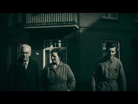 DER HEILIGABEND, DER AUS DEN AKTEN GELÖSCHT WURDE — (1960, Hamburg) Der Speicher der Familie Vogt