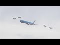 vier F-16 straaljagers begeleiden Boeing 777-300 boven Amsterdam