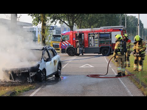 Brandweer Oss Tankautospuit 21-3131 met spoed naar een Autobrand aan de Kantsingel in Oss