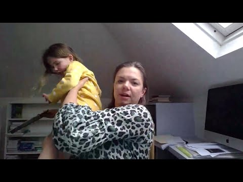 BBC出演中に子どもが乱入　ニュースキャスターと会話