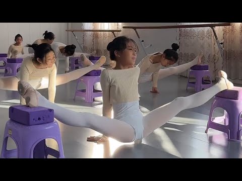 Daily flexibility training for dance.  体操服 白丝 大袜  huay