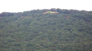 preview picture of video 'Dr. Dickenson Hang gliding at Petit Jean'