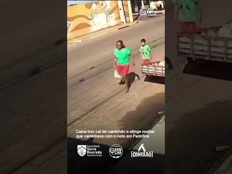 Cama box cai de caminhão e atinge mulher que caminhava com o neto em Parintins