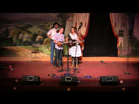 09 Foghorn Stringband 2014-01-18 Pretty Little Miss Out In The Garden