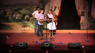 09 Foghorn Stringband 2014-01-18 Pretty Little Miss Out In The Garden
