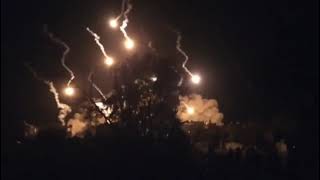 היום לפני שנתיים בבית חנון פצצות תאורה בתור חנוכיה.