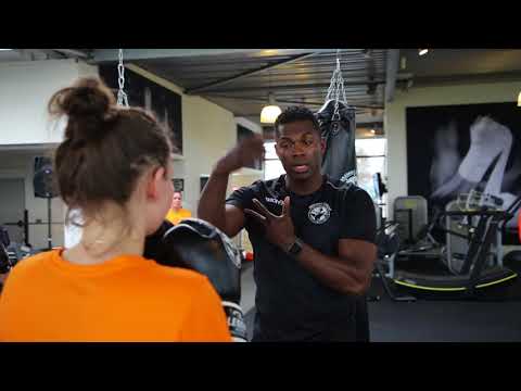 Team Kingdom of the Netherlands Women's Fastpitch Softbal krijgt kickboksclinic van Remy Bonjasky