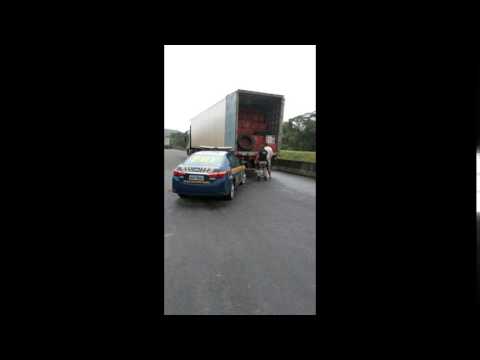 PRF apreende 750 mil maços de cigarros na Régis Bitencourt  Um caminhão com suspeita de ser produto de roubo foi apreendido. Um homem foi preso