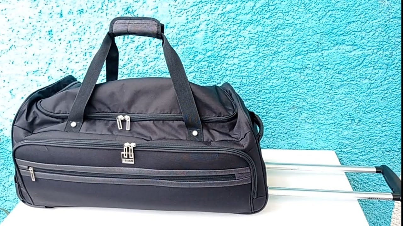 Maleta duffle negra con ruedas marca TITAN para viaje