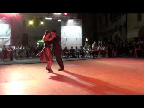  Alejandra Armenti  and  Daniel Juarez  are  dancing  to  the  milonga  "  Reliquias Porteñas  "  by  Francisco Canaro  in  2010