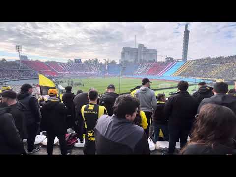 "HOY TE VINIMOS A VER - Hinchada de Nacional desde la tribuna de Peñarol" Barra: La Banda del Parque &bull; Club: Nacional