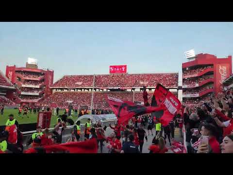 "MAMÁ YO QUIERO.. QUE GANE EL ROJO.." Barra: La Barra del Rojo • Club: Independiente