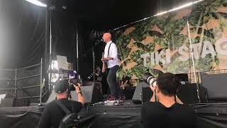 Eddie Vedder with Simon Townshend at Ohana Fest 2017