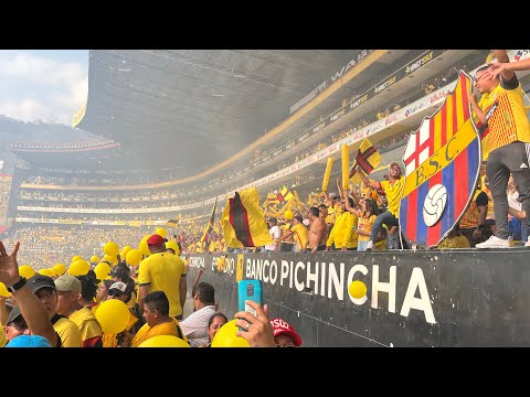 "Recibimiento Impresionante de la Sur Oscura l Tiembla el Monumental" Barra: Sur Oscura • Club: Barcelona Sporting Club