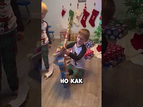 Что он нашёл внутри футляра с гитарой на Рождество #shorts