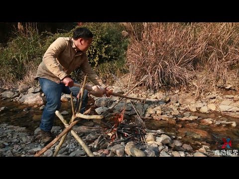 农村小伙在河里做了一个半自动的烧烤机，烤了一只全鸭！