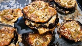 בקלי קלות- חציל פיצה (ליהי קרויץ - מטבח בקלי קלות) - התמונה מוצגת ישירות מתוך אתר האינטרנט יוטיוב. זכויות היוצרים בתמונה שייכות ליוצרה. קישור קרדיט למקור התוכן נמצא בתוך דף הסרטון