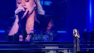 an intimate night with Kelly Clarkson - Just Missed the Train