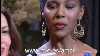 Amar en tiempos revueltos - Cora y Celia cantan "No te pido"