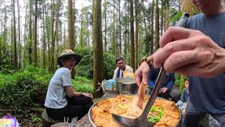 爬山完頂湖休息煮麵一起同歡