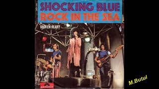 Shocking blue Rock in the sea