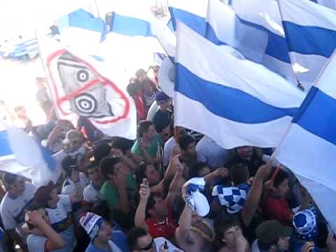 "Los Cruzados Entrada De La Banda Del Mumo Final 2010" Barra: Los Cruzados • Club: Universidad Católica