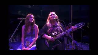 Melissa Etheridge and daughter Bailey sing “Gently We Row” at Cape Cod Melody Tent - August 29, 2021