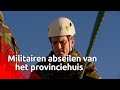 Met trillende benen 103 meter naar beneden zoeven: militairen abseilen van provinciehuis