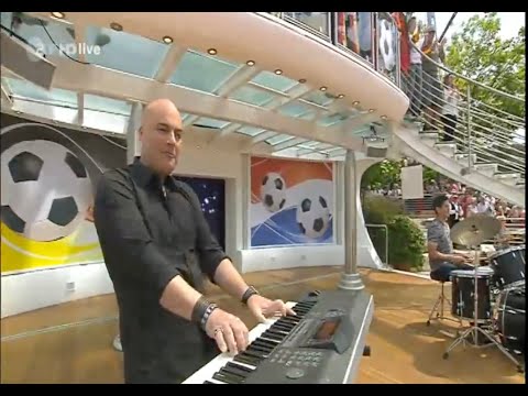 Alexander Klaws im ZDF Fernsehgarten mit dem Song " Morgen explodiert die Welt "