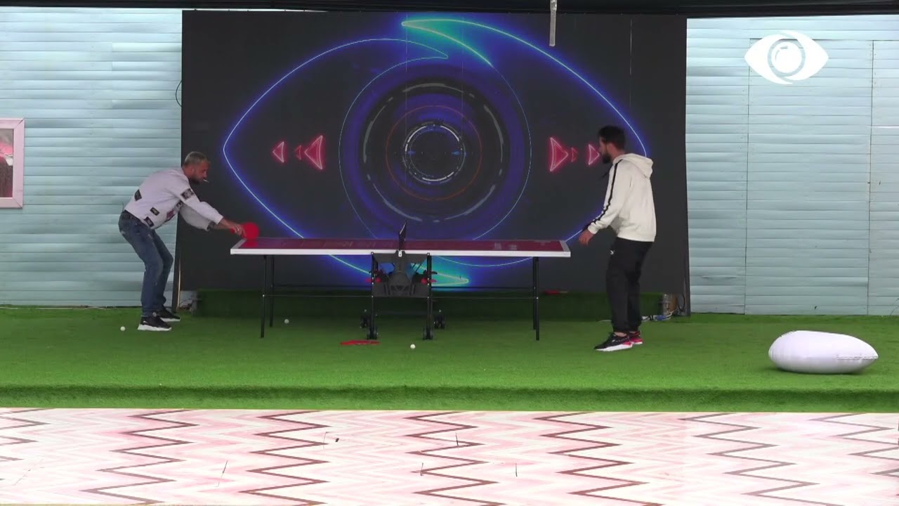 Luizi mund Xhonin në ping pong