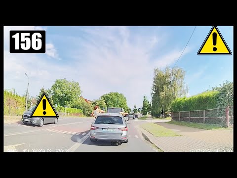 Zabawa dwóch kobiet w samochodzie