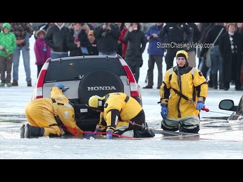 Vehículos caen a través de un lago congelado