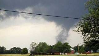 preview picture of video 'Carlyle Tornado 5/30/04 #1'