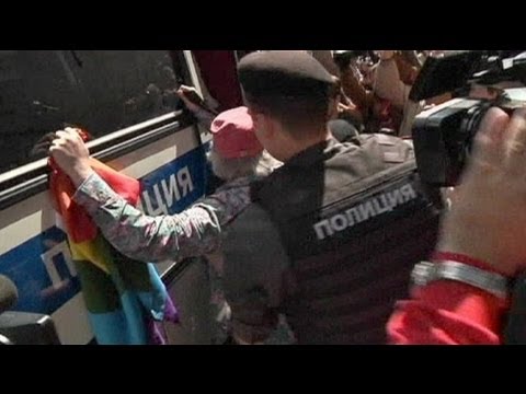 Russlands Polizei greift bei Gay Parade ein