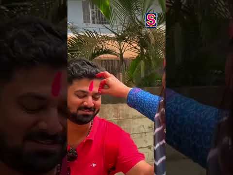 Raveena Tandon Wishes Paps On Holi, Applies Tika On Their Forehead | Bollywood | Celebrity | N18S