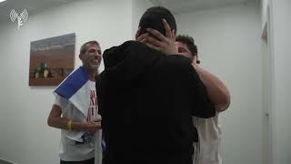 המפגש המרגש של גיא גלבוע-דלאל עם משפחתו (חדשות ערוץ 7) - התמונה מוצגת ישירות מתוך אתר האינטרנט יוטיוב. זכויות היוצרים בתמונה שייכות ליוצרה. קישור קרדיט למקור התוכן נמצא בתוך דף הסרטון המפגש המרגש של גיא גלבוע-דלאל עם משפחתו (חדשות ערוץ 7) - התמונה מוצגת ישירות מתוך אתר האינטרנט יוטיוב. זכויות היוצרים בתמונה שייכות ליוצרה. קישור קרדיט למקור התוכן נמצא בתוך דף הסרטון