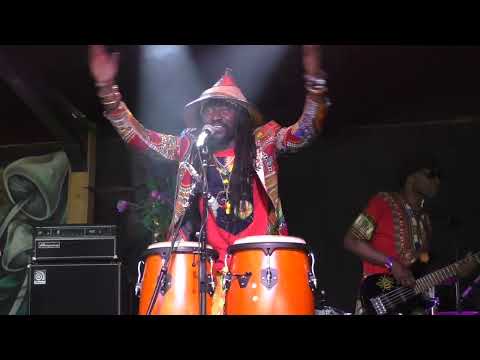 Sens Sagna and the Kajamor Family - Moovin Barn Party 2022 singing Kabrus