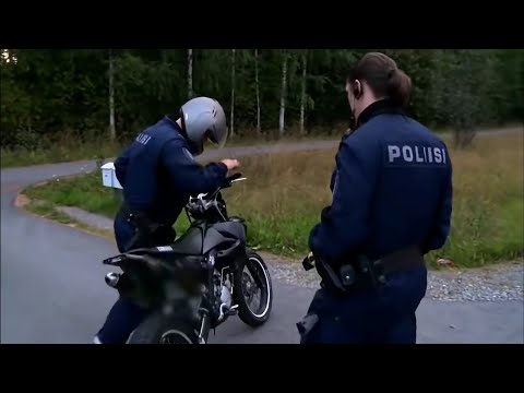 Mopojonne yrittää kusettaa poliisia
