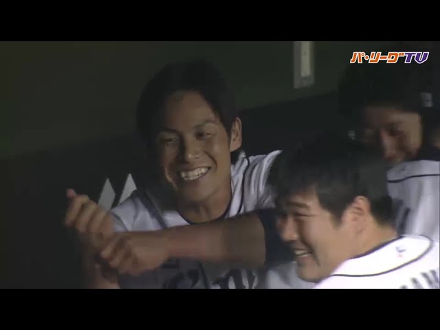 やっぱり初安打初打点はうれしい... ベンチに戻っても笑顔溢れるL竹原