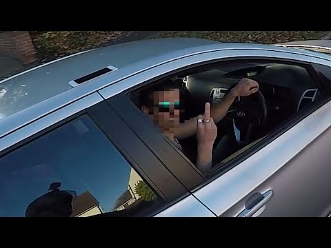 Video - Un motocycliste prend sa revanche sur un automobiliste 