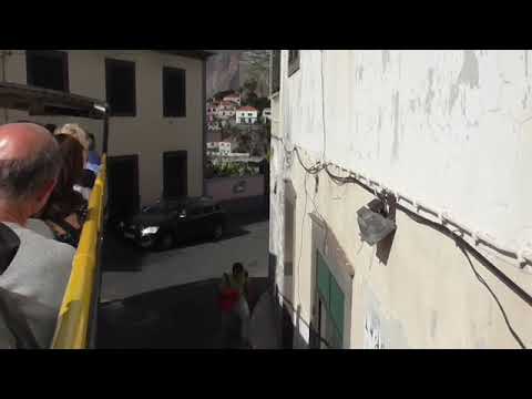 Mit den Doppelstock Bus durch enge Gassen