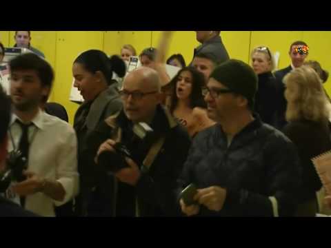 Barbröstade kvinnor gripna vid valstation