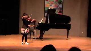 Gina Friesicke (9 Jahre) und Mareicke Deppermann (14 Jahre) spielen Dvorak und Bartok