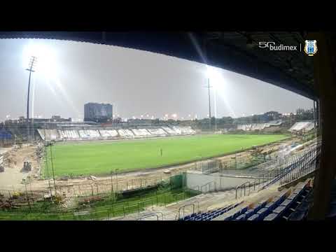 Rozkładanie murawy na stadionie Stomilu Olsztyn