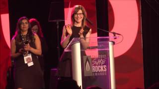 Lisa Loeb presents The Dreaming Out Loud Award to Lisa Foxx at 2017 She Rocks Awards