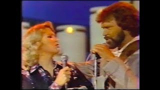 Glen Campbell &amp; Tanya Tucker Sing &quot;Hollywood Smiles&quot;
