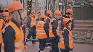 Смотреть онлайн Танцевальный флешмоб строителей в Москве 2013 год
